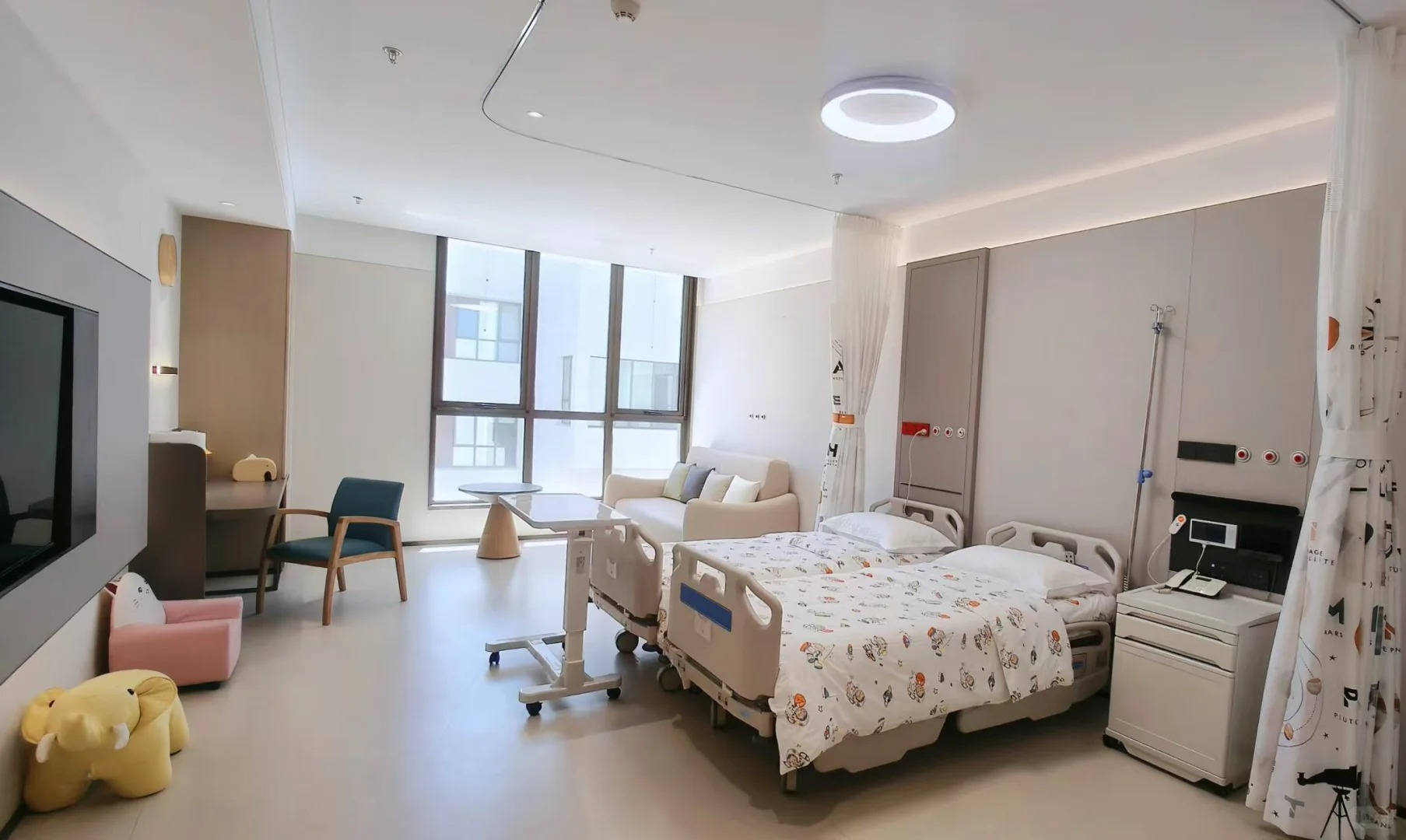 Family-style patient room with double bed and children-friendly decor